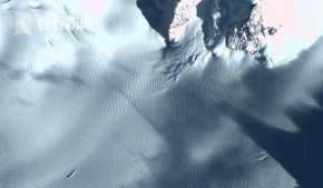 南极附近发现不明物体 背后还有滑行痕迹【视频】